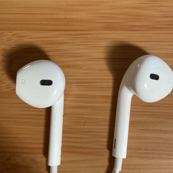 Apple EarPods with lightning cable, classic white works w/ iPhone, iPad & iPod - Picture 3 of 4